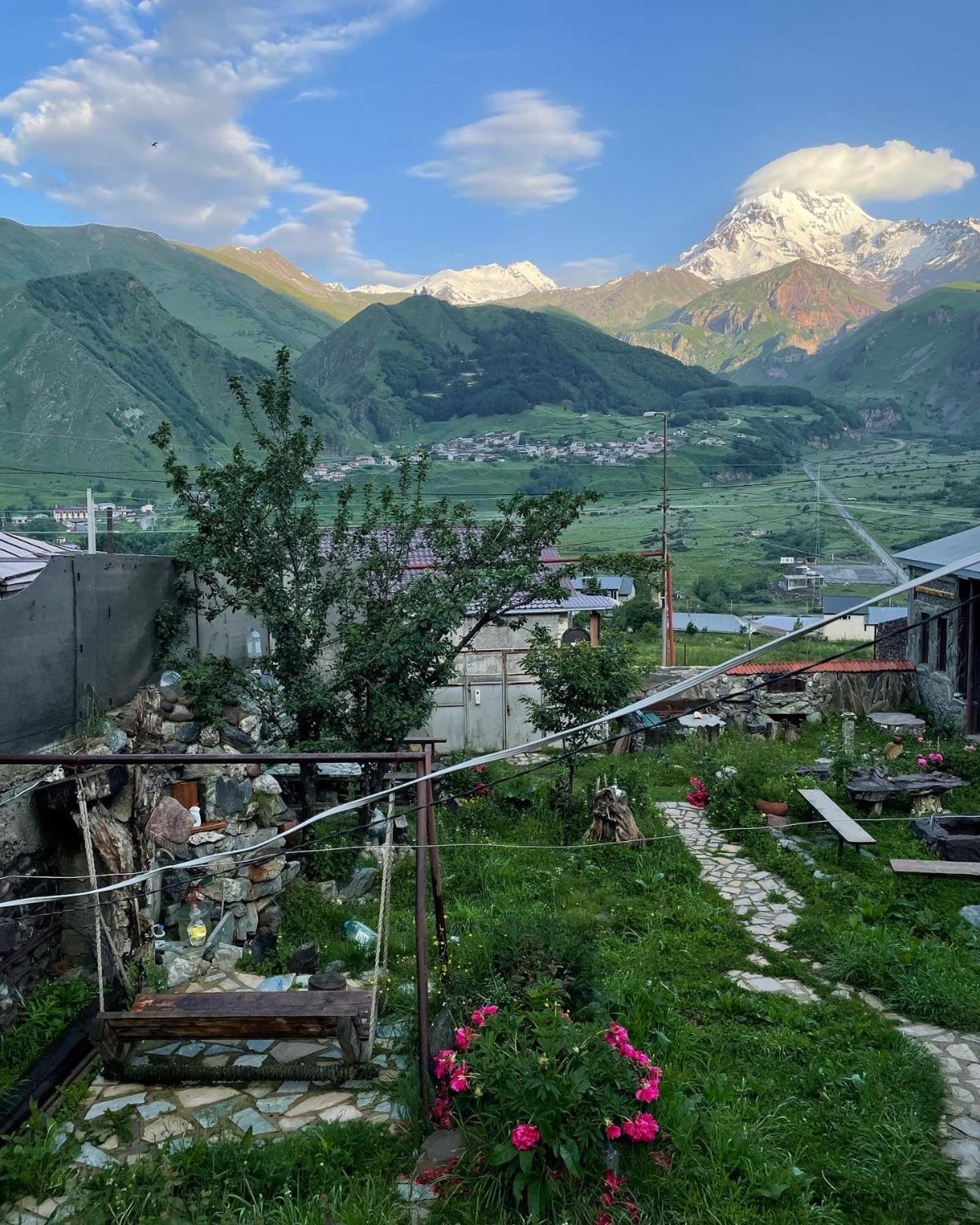 Qusha Guesthouse Meeting In The Mountains And Views Kazbegi Exterior foto