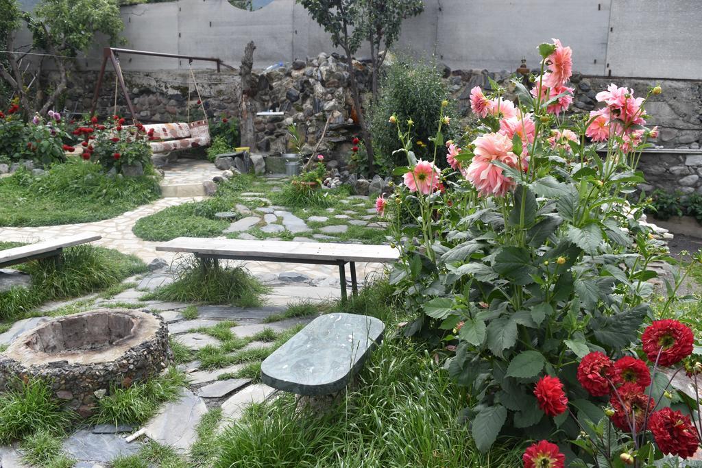 Qusha Guesthouse Meeting In The Mountains And Views Kazbegi Exterior foto