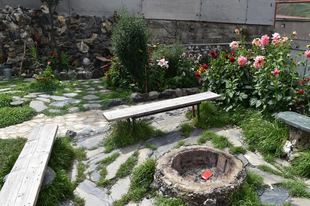 Qusha Guesthouse Meeting In The Mountains And Views Kazbegi Exterior foto